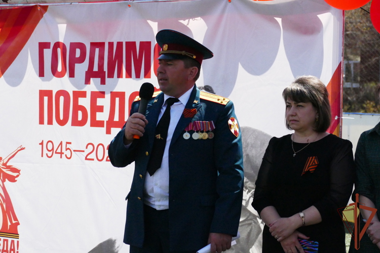 В Иркутской области военнослужащий Росгвардии с честью открыл Парту Героя в память о сыне, погибшем в ходе выполнения боевой задачи
