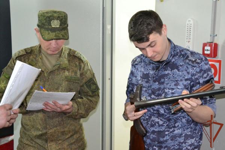 В Самаре Росгвардия передала крупную партию оружия для нужд СВО