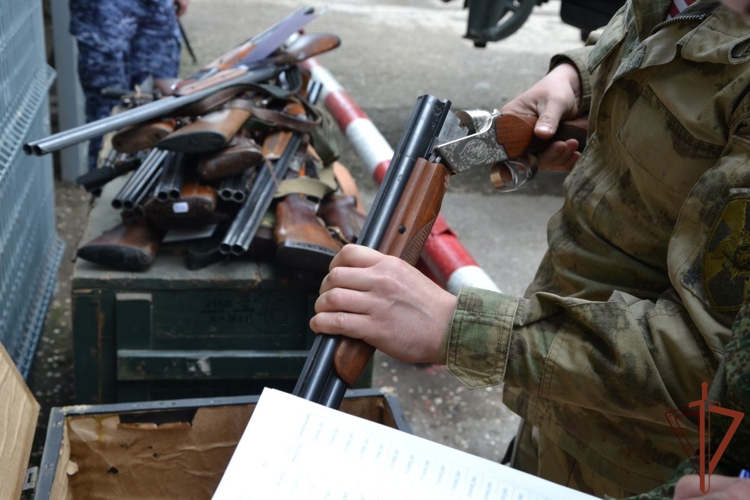 В Самаре Росгвардия передала крупную партию оружия для нужд СВО
