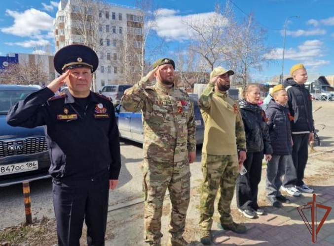 Парады у домов ветеранов на Урале продолжает проводить Росгвардия
