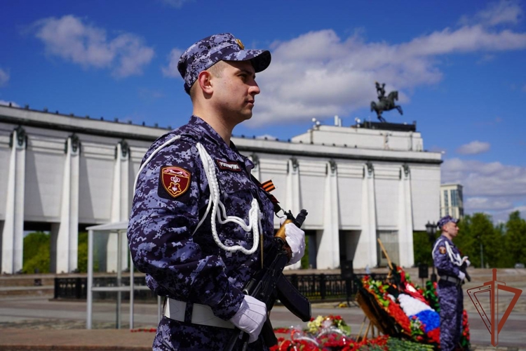 Военнослужащие и сотрудники Центрального округа Росгвардии принимают участие в праздничных мероприятиях в честь 80-летия Великой Победы