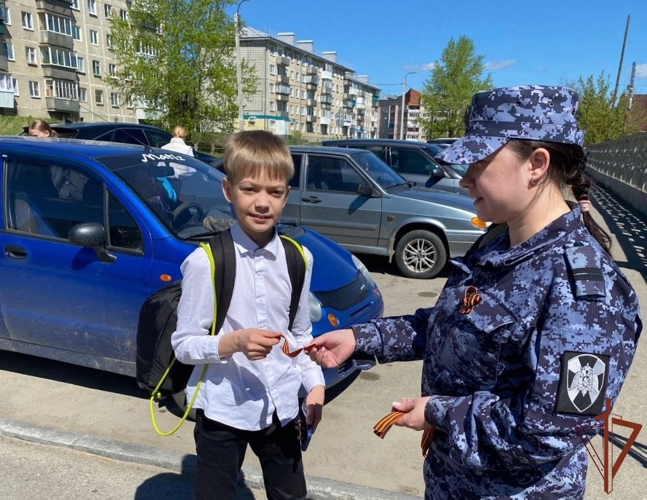Росгвардейцы вручили символы Великой Победы жителям уральских городов