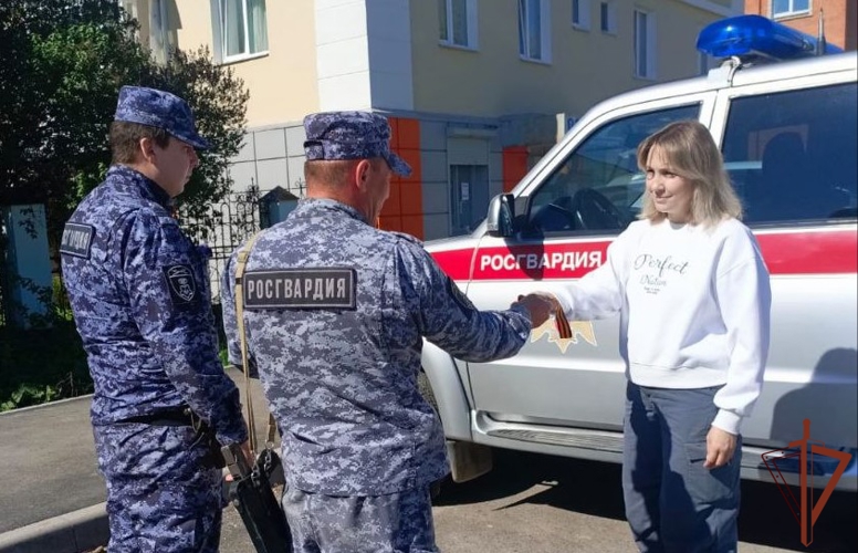 Росгвардейцы вручили символы Великой Победы жителям уральских городов