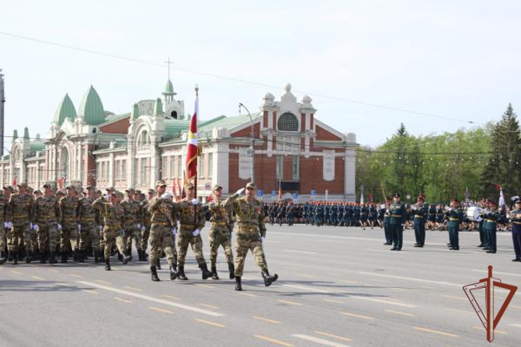 Военнослужащие и сотрудники Росгвардии в городах Сибири прошли торжественным маршем в День Победы (видео)