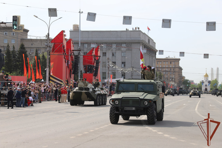 Военнослужащие и сотрудники Росгвардии в городах Сибири прошли торжественным маршем в День Победы (видео)