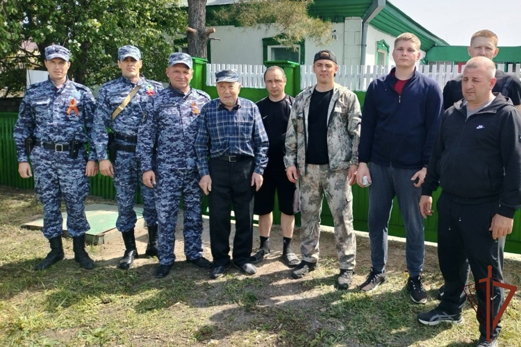 Росгвардейцы в регионах Сибири навестили ветеранов Великой Отечественной войны и оказали им помощь в быту