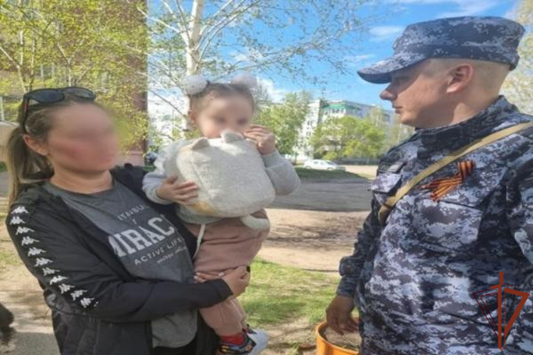 Росгвардейцы спасли в Красноярском крае оставленного без присмотра в запертом автомобиле ребенка  