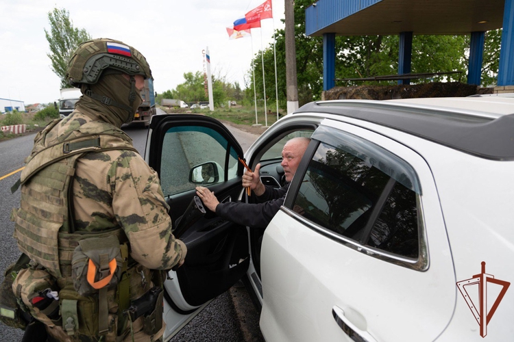 В ДНР росгвардейцы разместили на служебном транспорте и в местах несения службы символы Победы (видео)