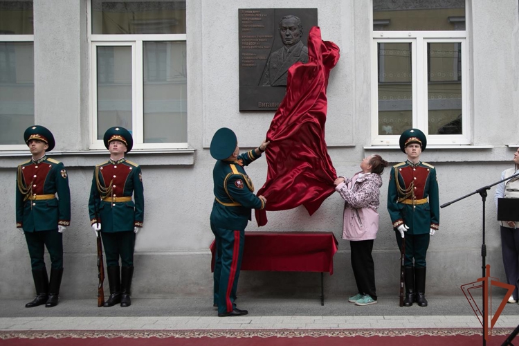 Памятную доску первому начальнику Управления внутренних войск МВД СССР по Волго-Вятской зоне генерал-лейтенанту Виталию Волкову открыли в Нижнем Новгороде (видео)