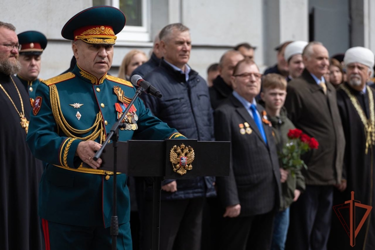 Памятную доску первому начальнику Управления внутренних войск МВД СССР по Волго-Вятской зоне генерал-лейтенанту Виталию Волкову открыли в Нижнем Новгороде (видео)