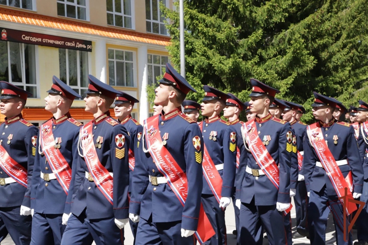 Выпускники кадетских училищ Росгвардии простились со Знаменем (видео)