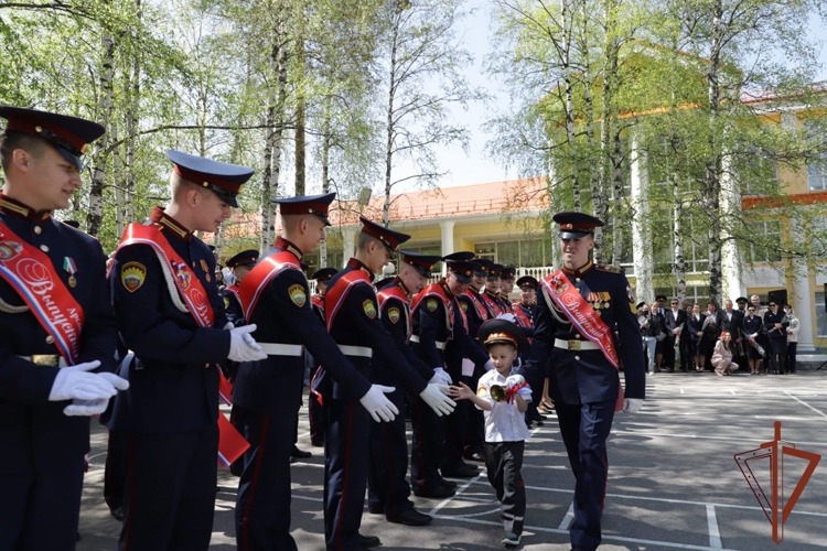 Выпускники кадетских училищ Росгвардии простились со Знаменем (видео)