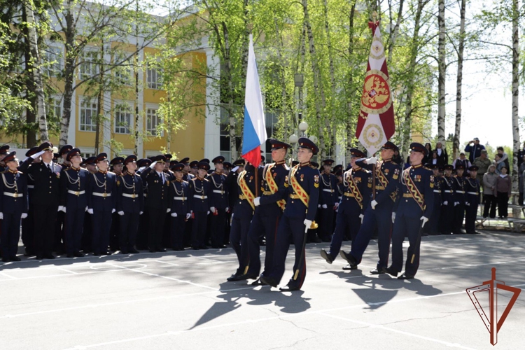 Выпускники кадетских училищ Росгвардии простились со Знаменем (видео)