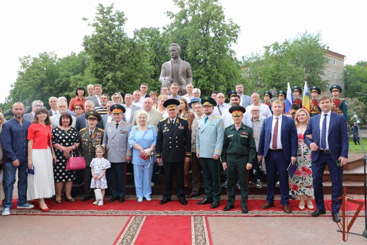 Росгвардия почтила память Михаила Шолохова