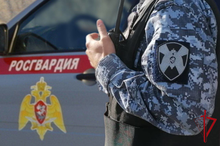 В Астраханской области находящийся в отпуске офицер Росгвардии пришел на помощь жильцам загоревшегося дома