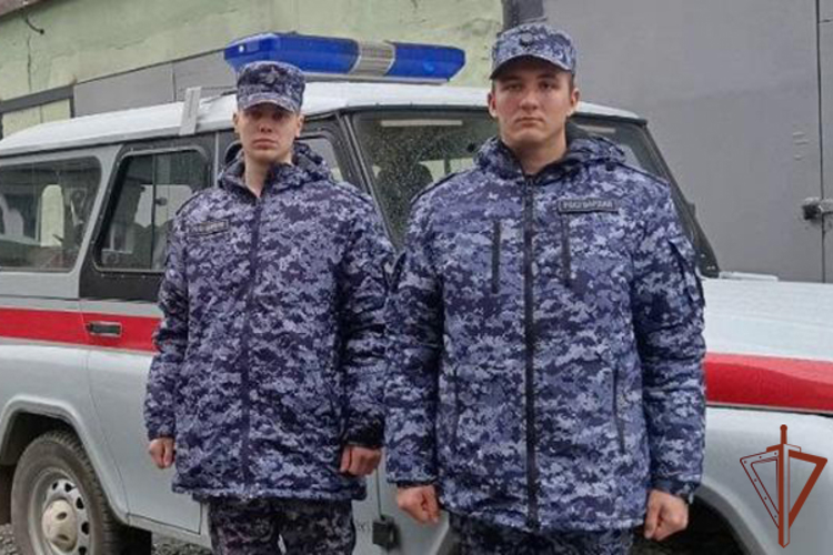 В Свердловской области росгвардейцы эвакуировали граждан на пожаре