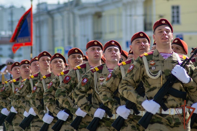 В Уральском округе Росгвардии наградили участников парадного расчета (видео)