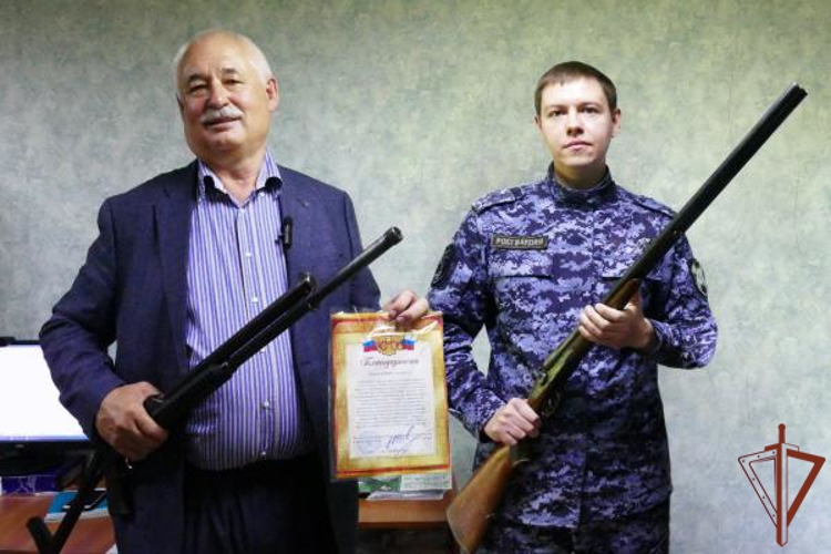 Росгвардия передала в зону СВО около тысячи единиц оружия от жителей Иркутской области (видео)