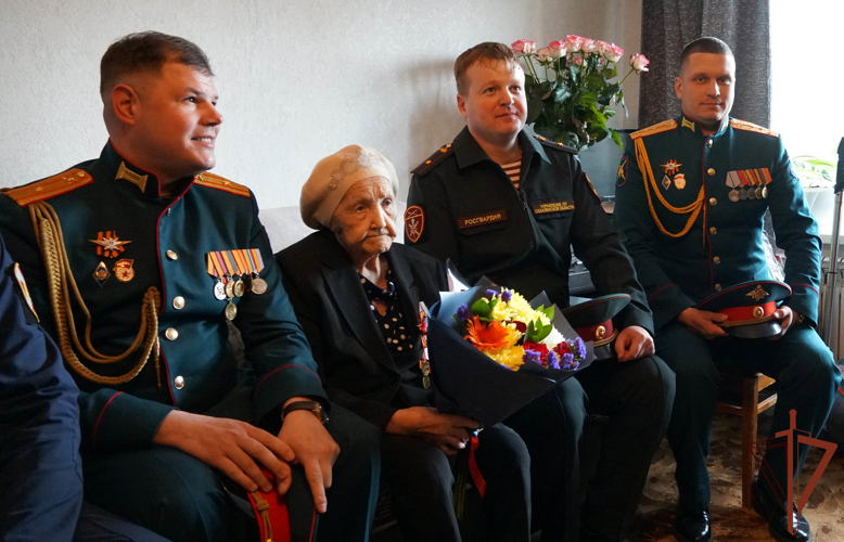 На Дальнем Востоке росгвардейцы провели патриотическую акцию «Парад у дома ветерана» 