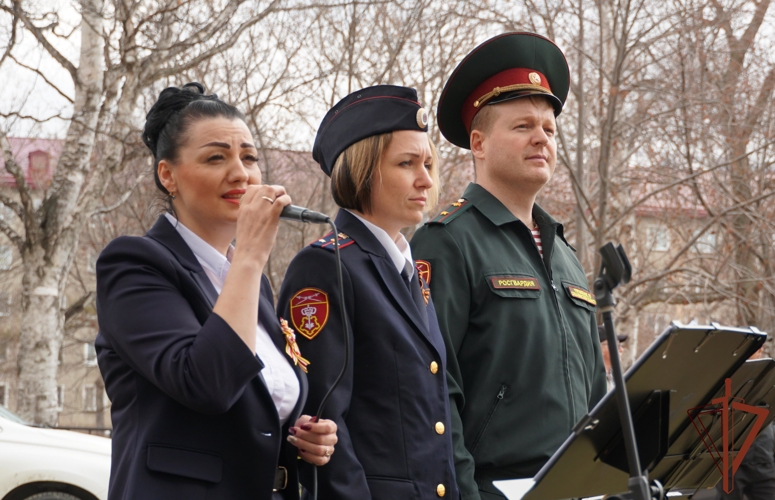 На Дальнем Востоке росгвардейцы провели патриотическую акцию «Парад у дома ветерана» 