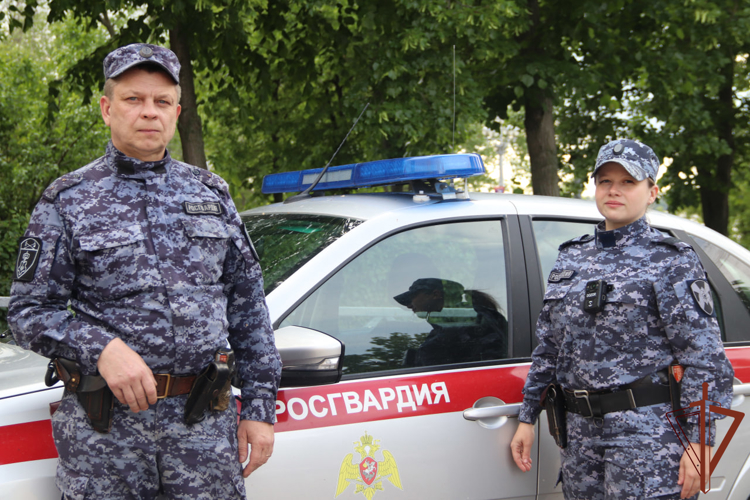 Росгвардейцы в Самаре пришли на помощь потерявшему сознание мужчине (видео)