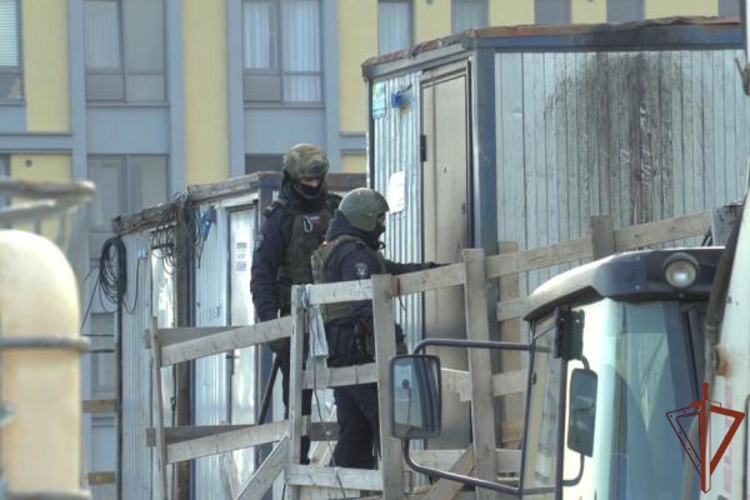 При содействии ОМОН Росгвардии в Санкт-Петербурге прошел рейд по проверке соблюдения миграционного законодательства