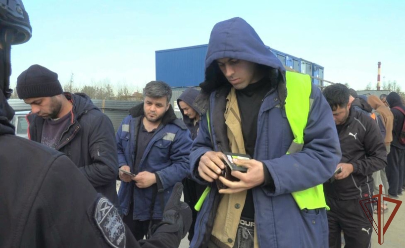 При содействии ОМОН Росгвардии в Санкт-Петербурге прошел рейд по проверке соблюдения миграционного законодательства