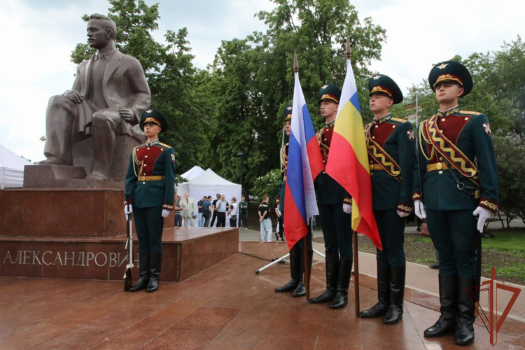 Росгвардия почтила память Михаила Шолохова