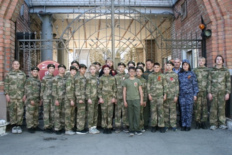 Патриотические мероприятия и встречи провели росгвардейцы с подрастающим поколением в Сибири 