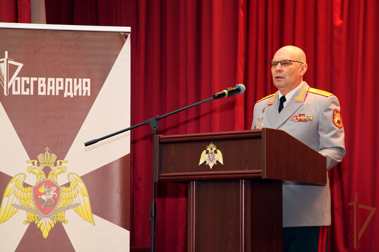 Генерал-полковник Олег Плохой вручил вымпел директора Росгвардии казанскому отряду специального назначения