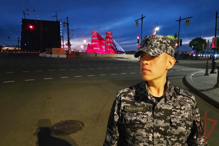 В Санкт-Петербурге росгвардейцы обеспечили безопасность и правопорядок на Всероссийском празднике выпускников «Алые паруса» (видео)