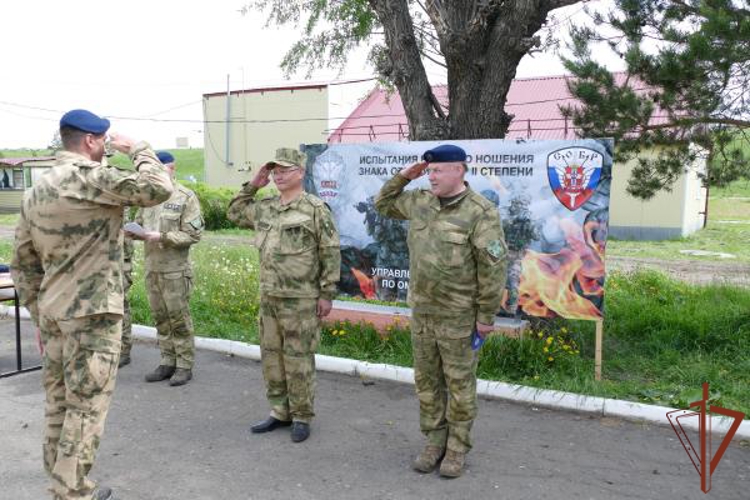 Сотрудники спецподразделений Сибирского округа Росгвардии сдали зачеты на право ношения знака отличия полицейского спецназа