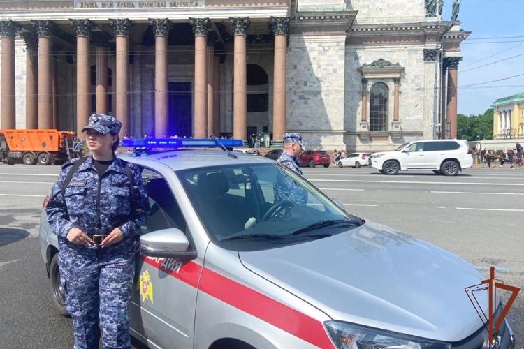 Военнослужащие и сотрудники Росгвардии в Санкт-Петербурге обеспечили правопорядок на праздничных мероприятий в День России