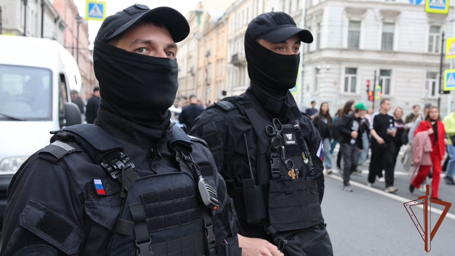 В Санкт-Петербурге росгвардейцы обеспечили безопасность и правопорядок на Всероссийском празднике выпускников «Алые паруса» (видео)