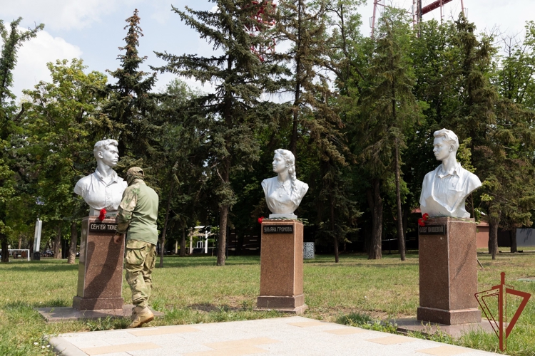 В ЛНР росгвардейцы отдали дань памяти участникам «Молодой гвардии»
