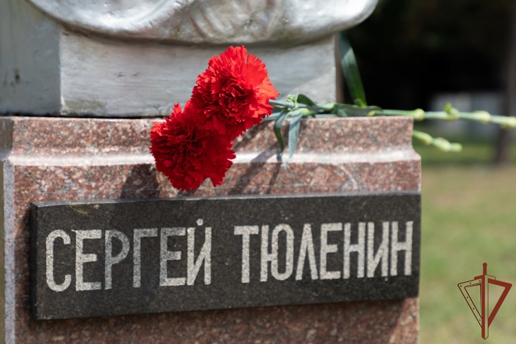 В ЛНР росгвардейцы отдали дань памяти участникам «Молодой гвардии»
