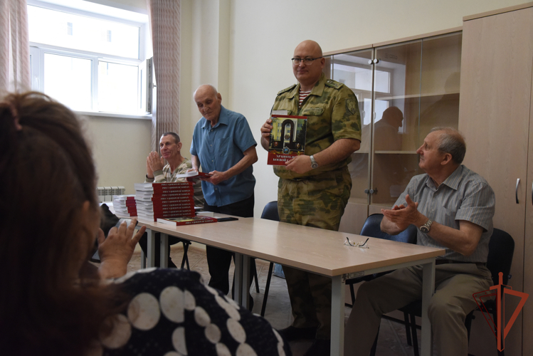 В преддверии Дня России в Сибирском округе Росгвардии представлена книга «Хранители боевой славы»