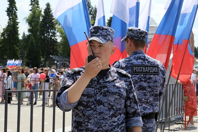 Росгвардейцы в регионах Сибири обеспечили безопасность празднования Дня России