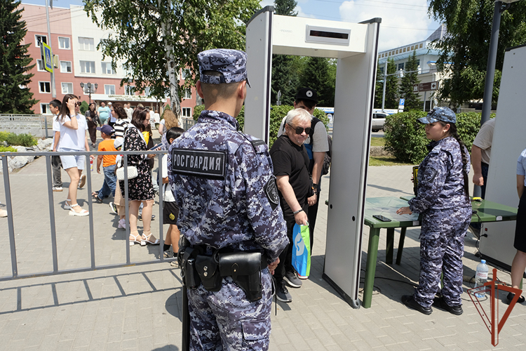 Росгвардейцы в регионах Сибири обеспечили безопасность празднования Дня России