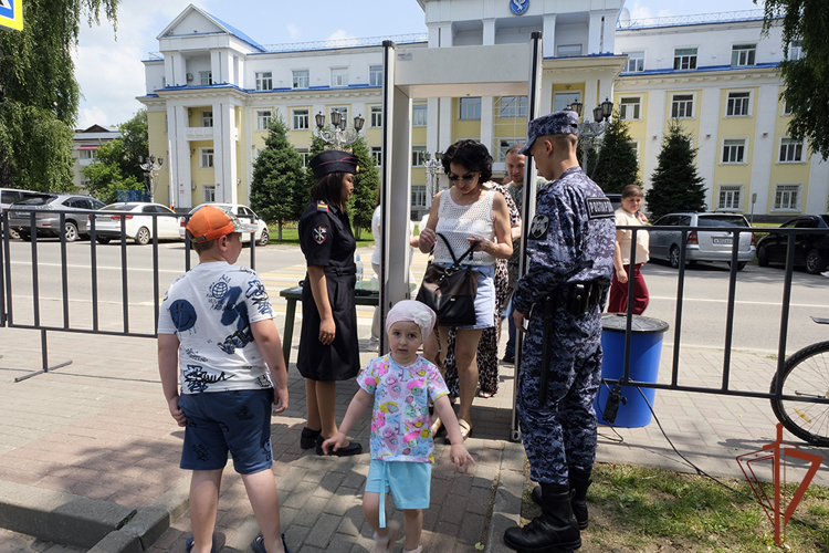 Росгвардейцы в регионах Сибири обеспечили безопасность празднования Дня России