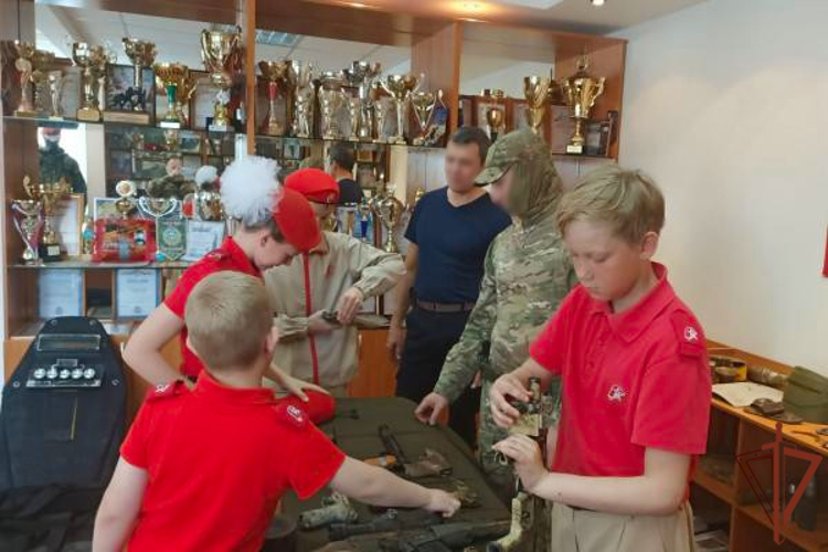 Росгвардейцы в Сибири продолжают знакомить подрастающее поколение со своей профессией
