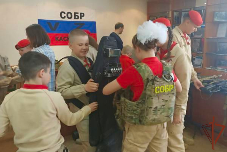 Росгвардейцы в Сибири продолжают знакомить подрастающее поколение со своей профессией