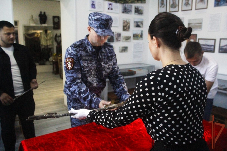 Росгвардейцы передали в Генический краеведческий музей реликвии времен Великой Отечественной войны