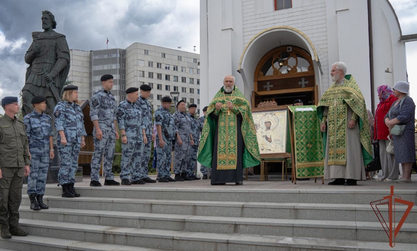 В московском храме при ОМОН «Авангард» прошла встреча с чудотворной иконой Божией Матери «Троеручица»  