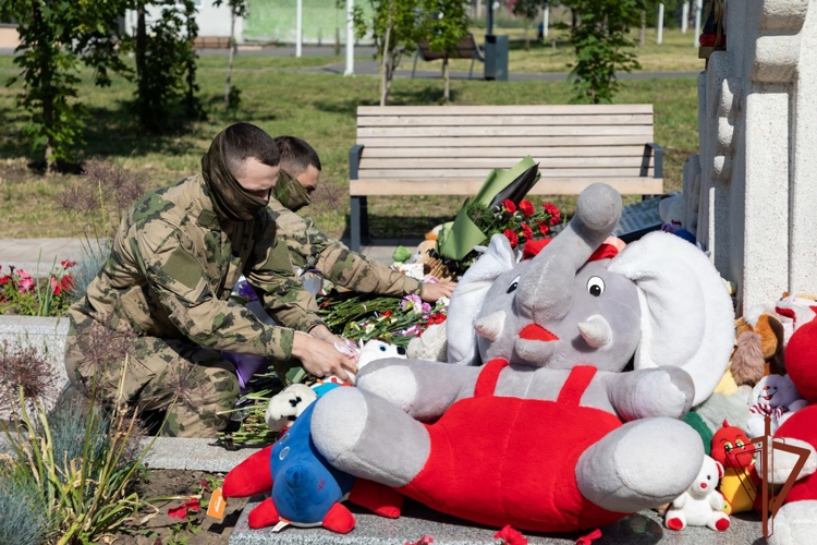 Сотрудники и военнослужащие Росгвардии почтили память погибших луганчан (видео)