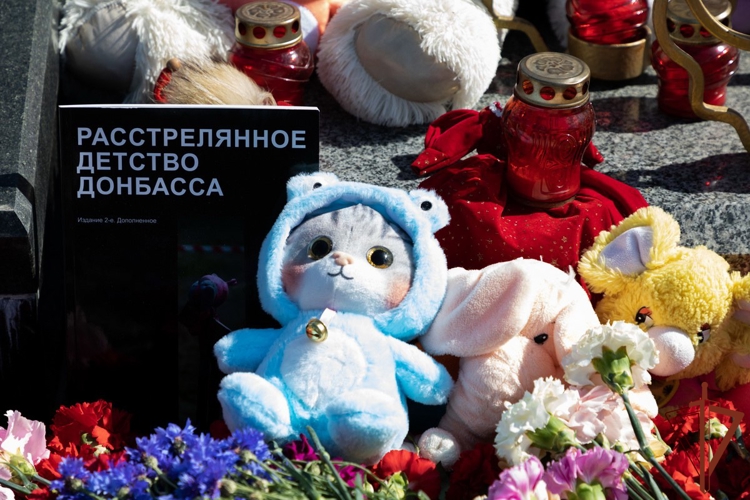 Сотрудники и военнослужащие Росгвардии почтили память погибших луганчан (видео)