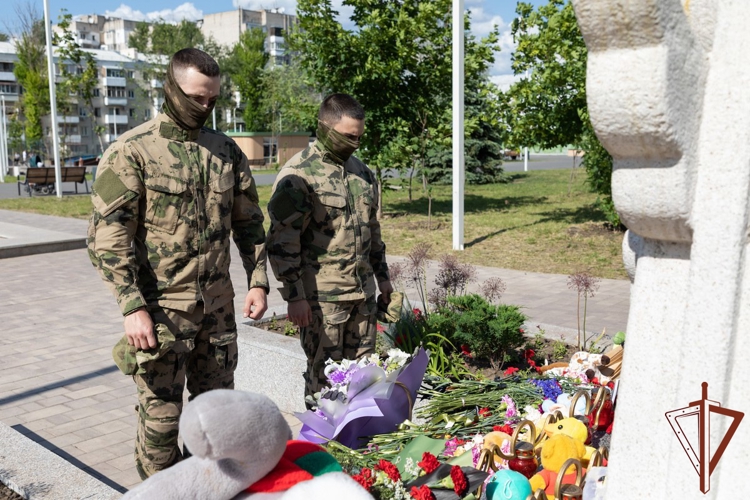 Сотрудники и военнослужащие Росгвардии почтили память погибших луганчан (видео)