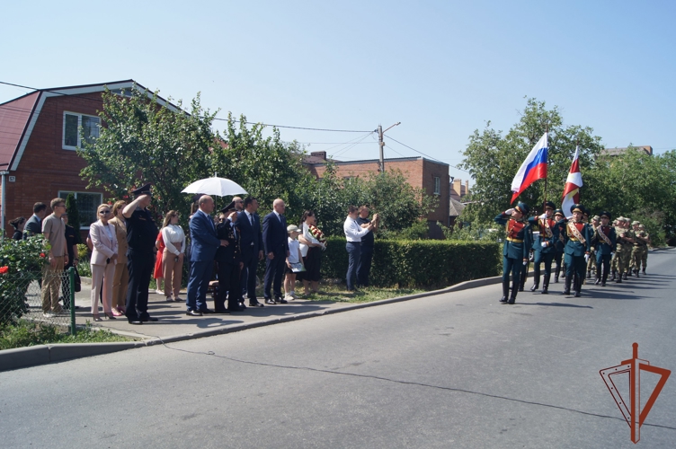 Росгвардейцы в Ростове-на-Дону поздравили ветерана Великой Отечественной войны со 100-летием (видео)