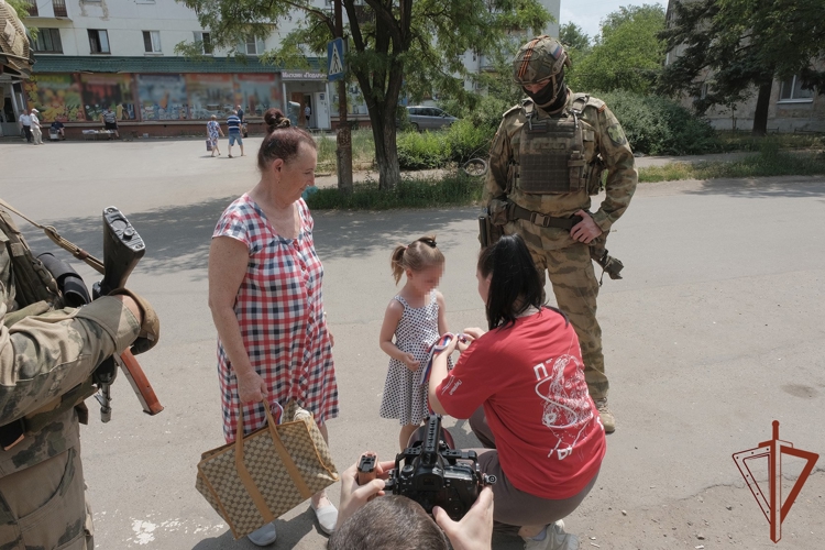 Росгвардейцы и «Движение первых» провели акцию «Российский триколор» в Донецкой Народной Республике (видео)