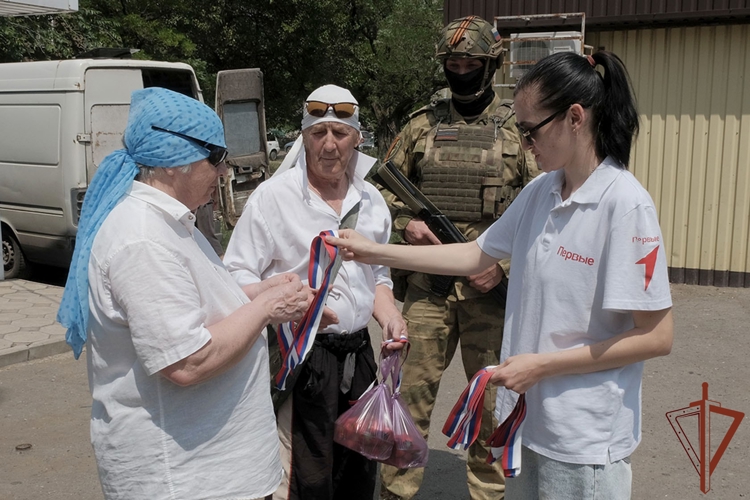 Росгвардейцы и «Движение первых» провели акцию «Российский триколор» в Донецкой Народной Республике (видео)